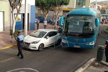 Un coche mal aparcado causa un caos circulatorio en Los Llanos al impedir el paso de una guagua/TA.